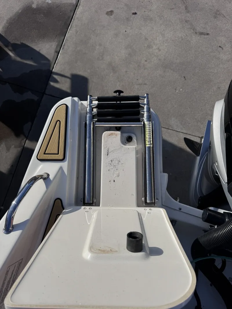 Slide: The Image of Boston Whaler 280 Vantage DC 2022 - 7580611