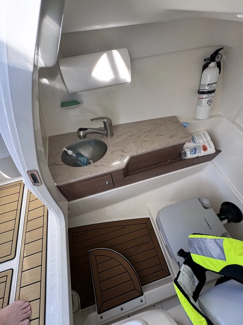 Slide: The Image of Boston Whaler 280 Vantage DC 2022 - 7580597