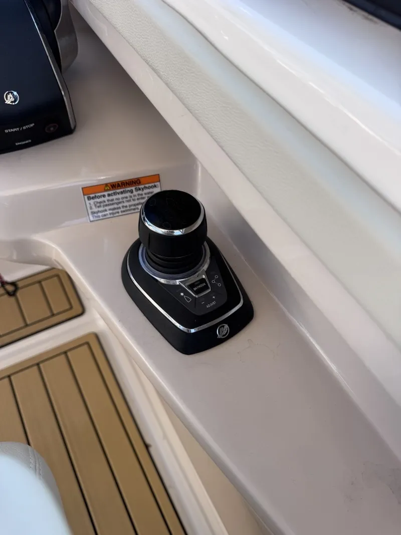 Slide: The Image of Boston Whaler 280 Vantage DC 2022 - 7580621