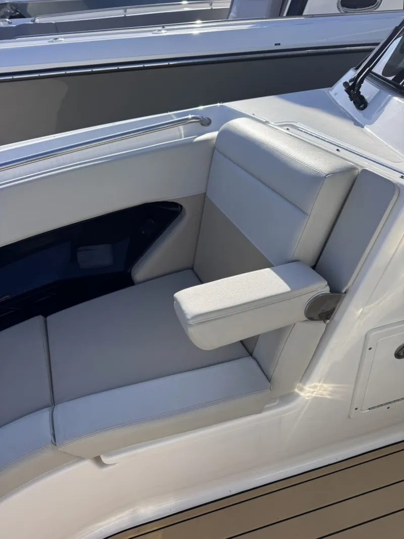 Slide: The Image of Boston Whaler 280 Vantage DC 2022 - 7580618