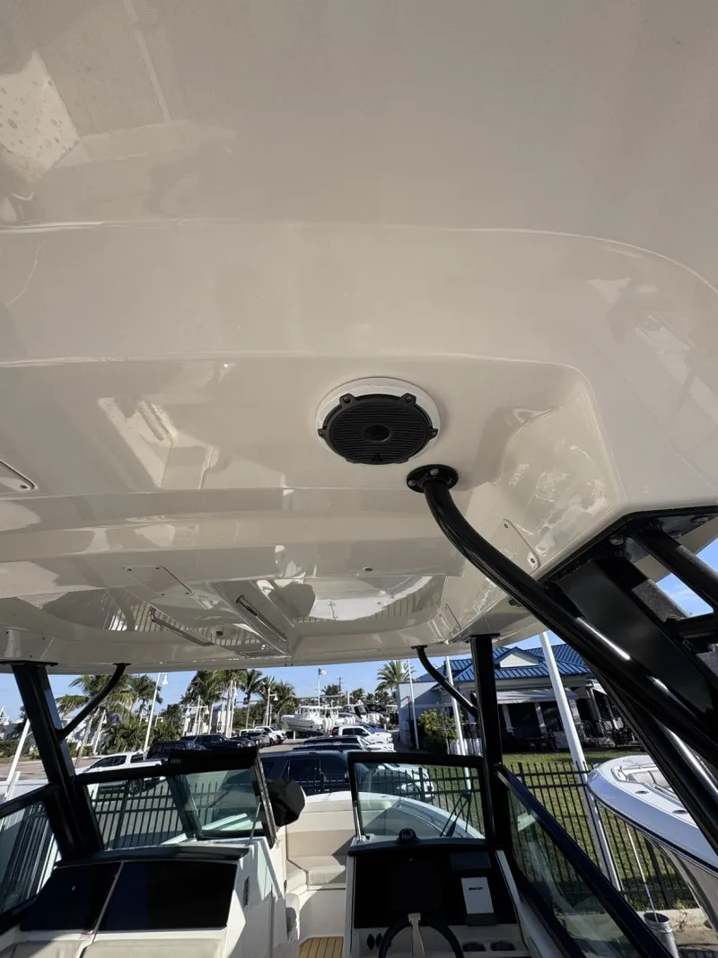 Slide: The Image of Boston Whaler 280 Vantage DC 2022 - 7580628