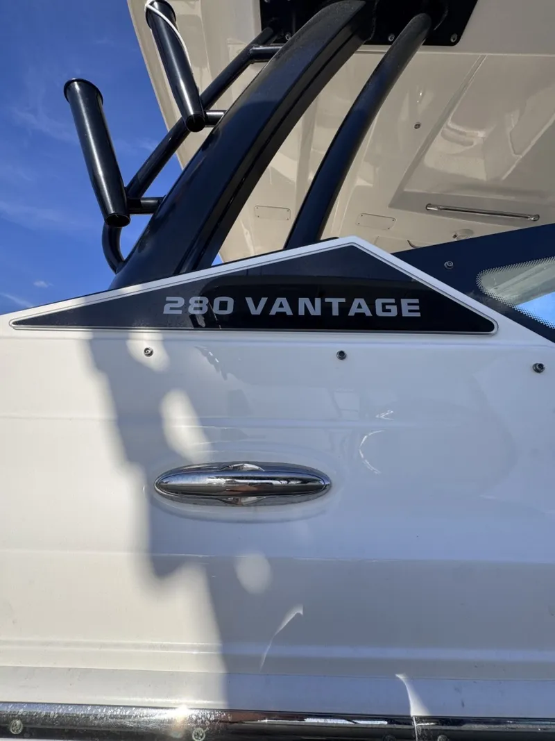 Slide: The Image of Boston Whaler 280 Vantage DC 2022 - 7580635