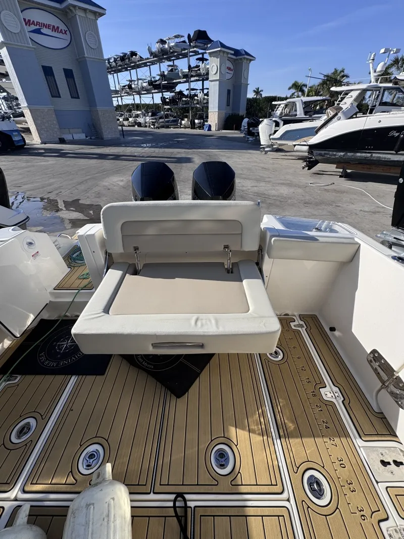 Slide: The Image of Boston Whaler 280 Vantage DC 2022 - 7580606