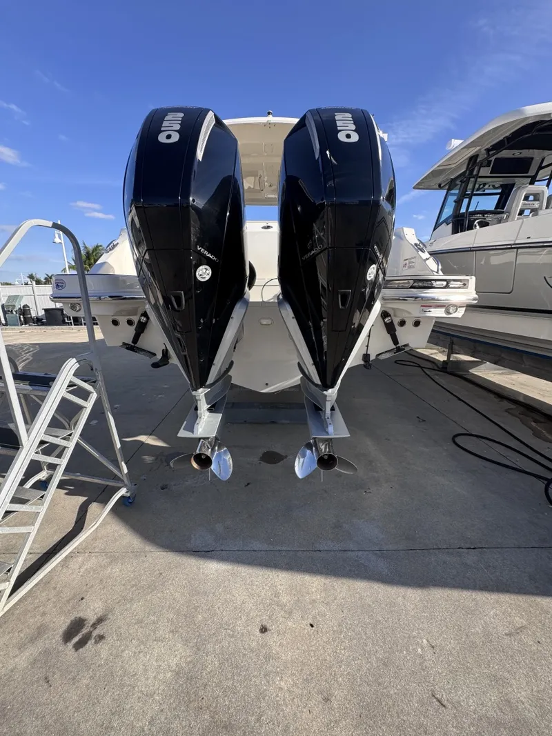 Slide: The Image of Boston Whaler 280 Vantage DC 2022 - 7580602