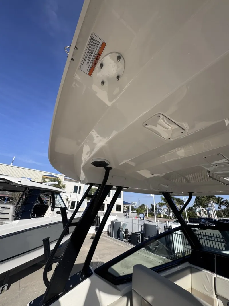 Slide: The Image of Boston Whaler 280 Vantage DC 2022 - 7580626