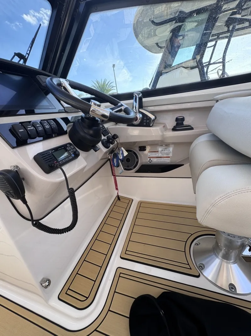 Slide: The Image of Boston Whaler 280 Vantage DC 2022 - 7580631