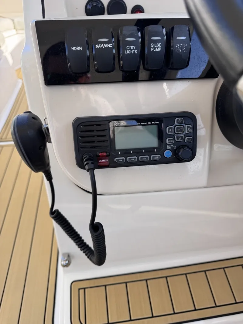 Slide: The Image of Boston Whaler 280 Vantage DC 2022 - 7580610