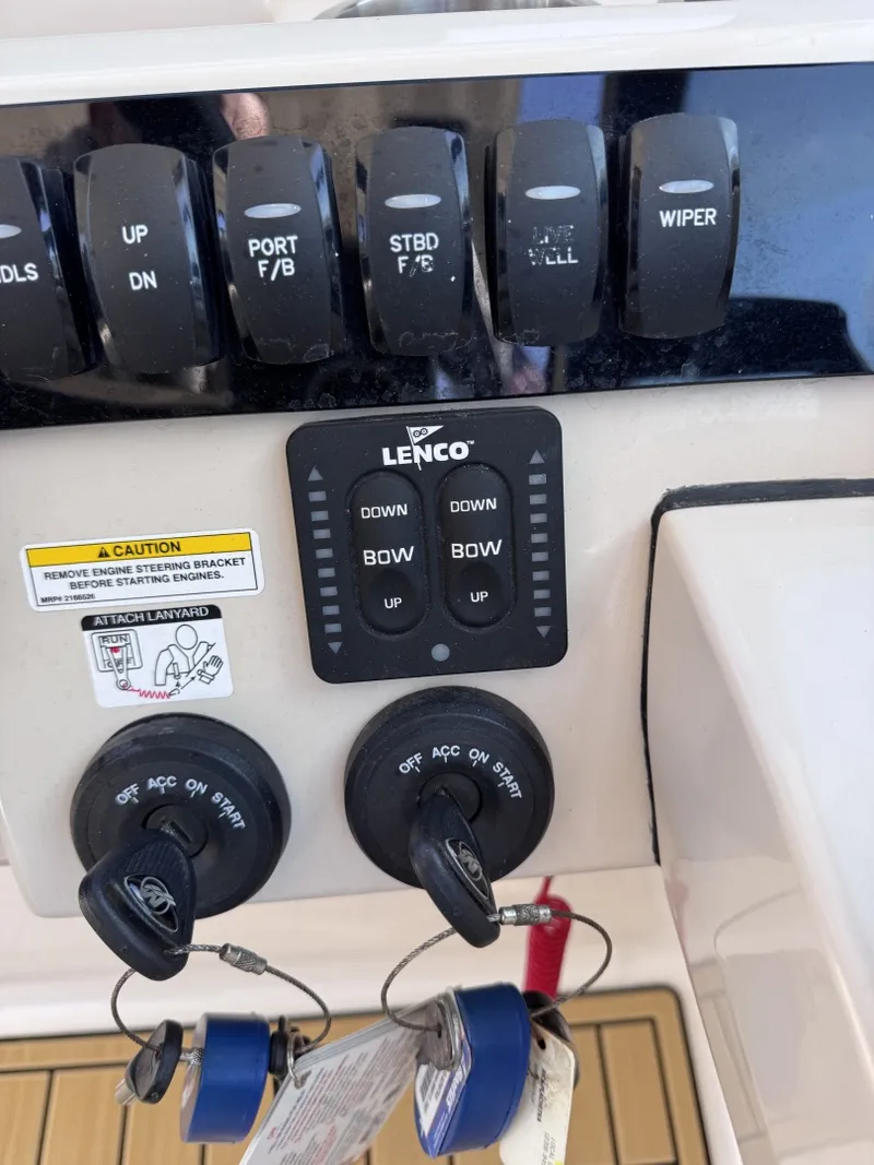 Slide: The Image of Boston Whaler 280 Vantage DC 2022 - 7580604