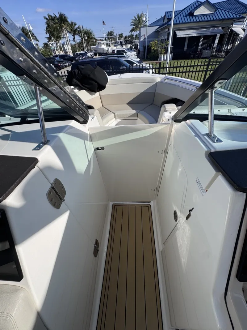 Slide: The Image of Boston Whaler 280 Vantage DC 2022 - 7580596