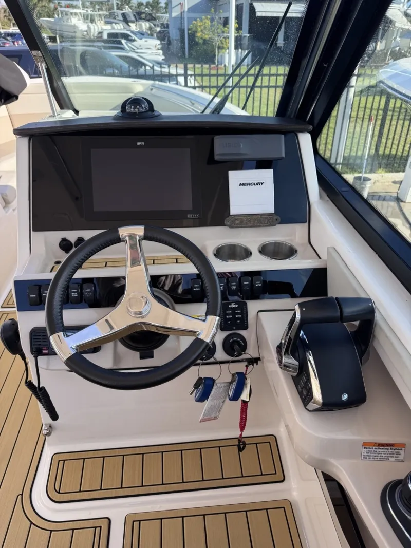 Slide: The Image of Boston Whaler 280 Vantage DC 2022 - 7580620