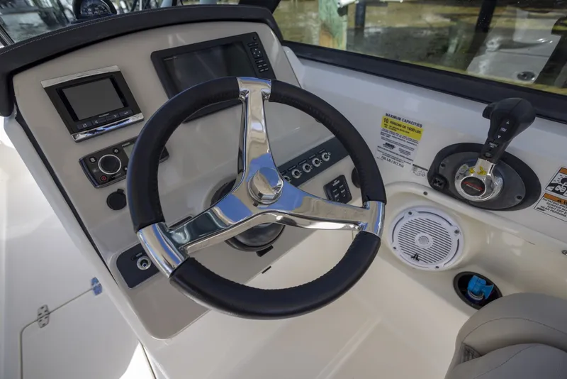 Slide: The Image of Boston Whaler 230 VANTAGE 2016 - 7585976