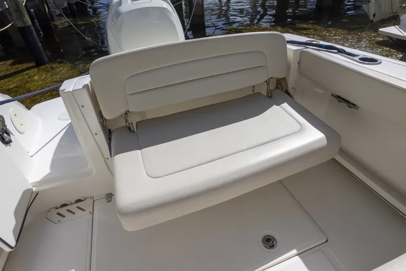 Slide: The Image of Boston Whaler 230 VANTAGE 2016 - 7586001