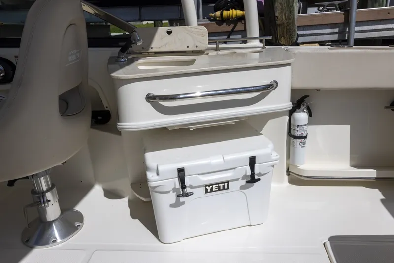 Slide: The Image of Boston Whaler 230 VANTAGE 2016 - 7585996