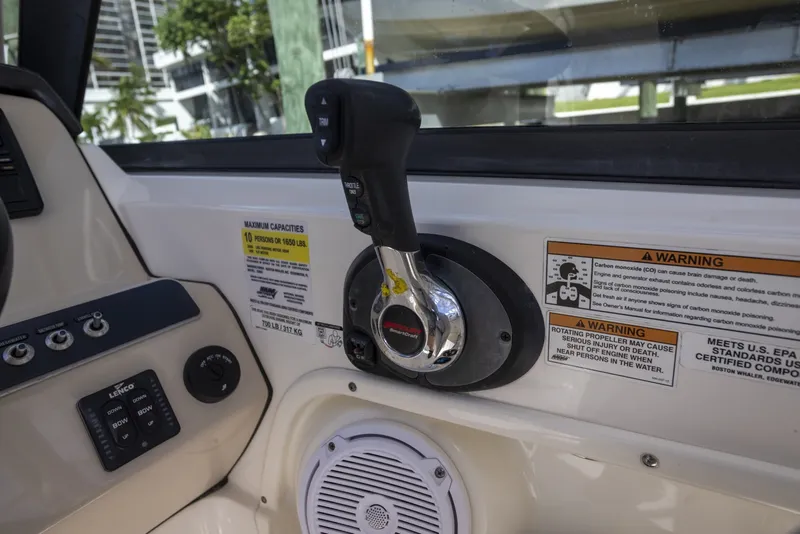 Slide: The Image of Boston Whaler 230 VANTAGE 2016 - 7585981
