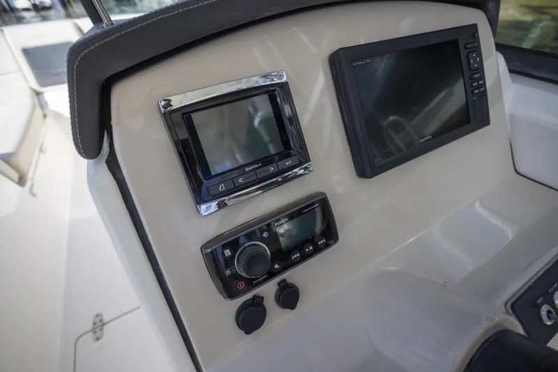 Slide: The Image of Boston Whaler 230 VANTAGE 2016 - 7585971