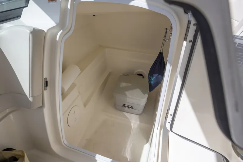 Slide: The Image of Boston Whaler 230 VANTAGE 2016 - 7586012