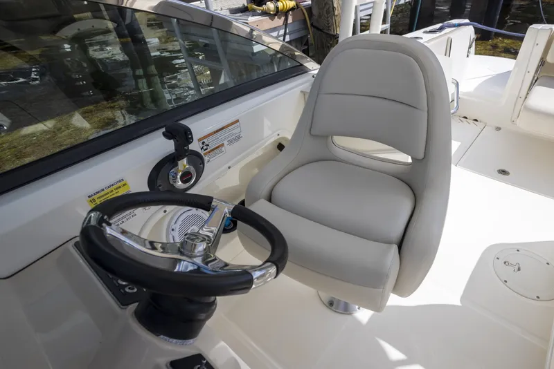 Slide: The Image of Boston Whaler 230 VANTAGE 2016 - 7585987