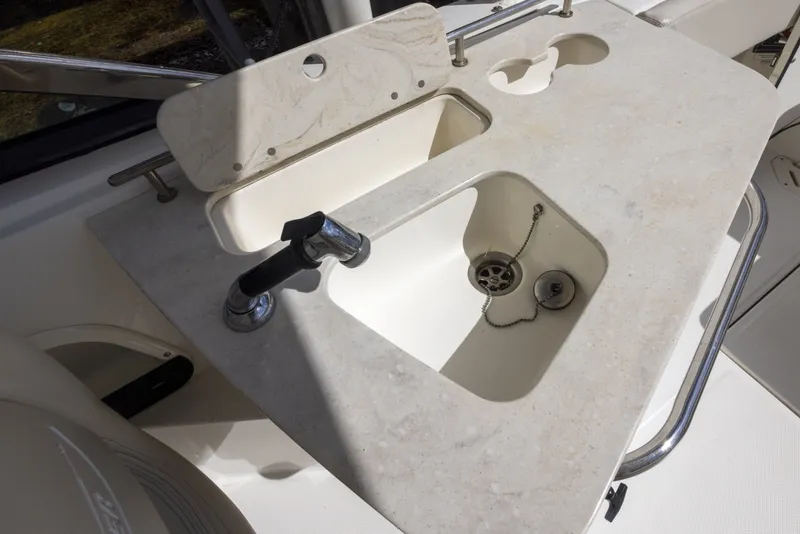 Slide: The Image of Boston Whaler 230 VANTAGE 2016 - 7585991