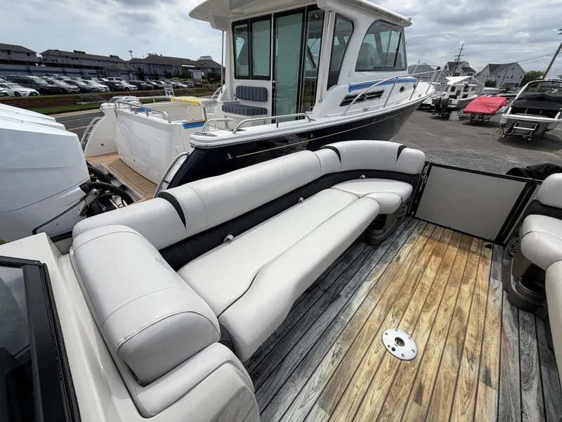 Slide: The Image of Avalon Catalina Elite - 27' 2019 - 7583639