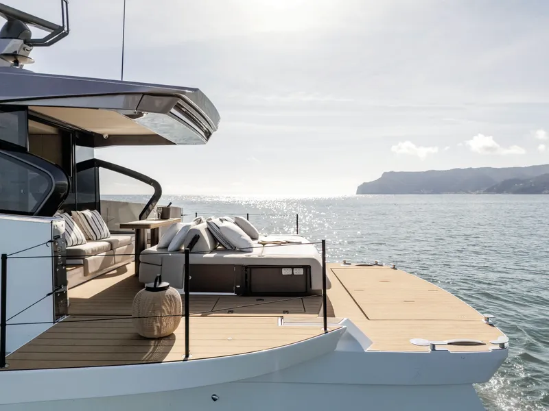 Slide: The Image of Azimut Sundeck 6 2027 - 7583919