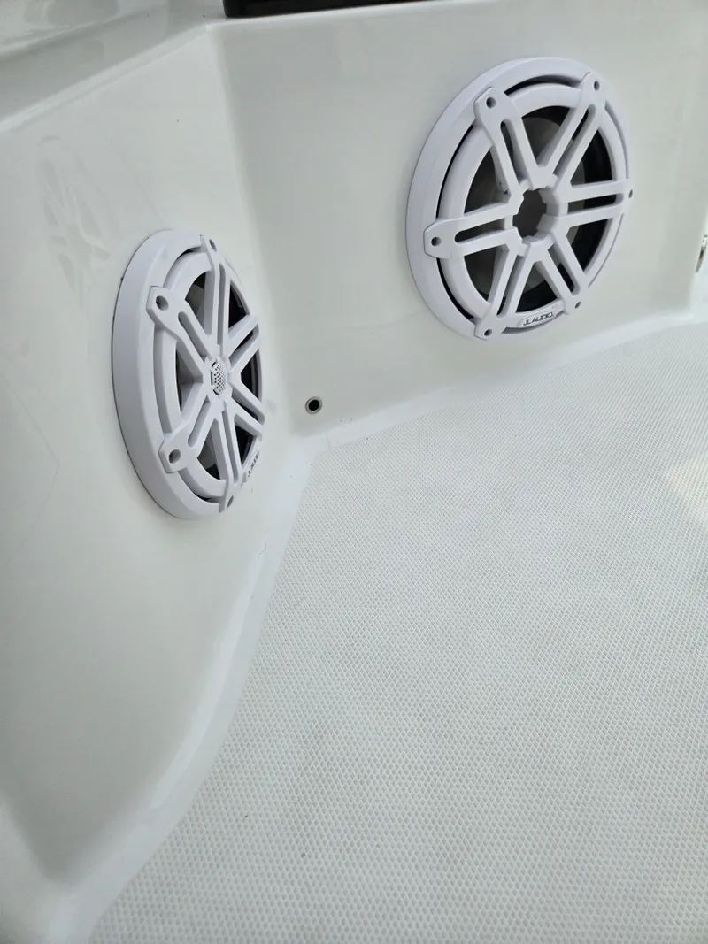 Slide: The Image of Blackfin 272 CC 2023 - 7586517