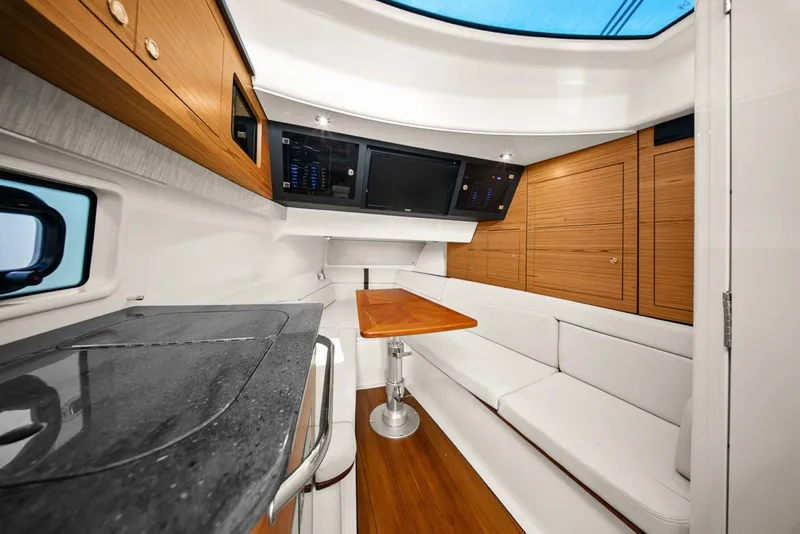 Slide: The Image of Boston Whaler 380 Realm 2020 - 7587684