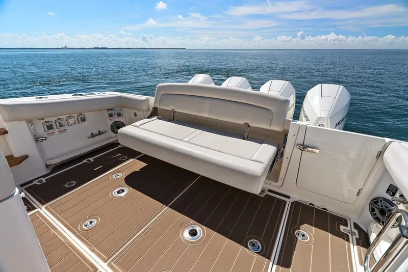 Slide: The Image of Boston Whaler 380 Realm 2020 - 7587699