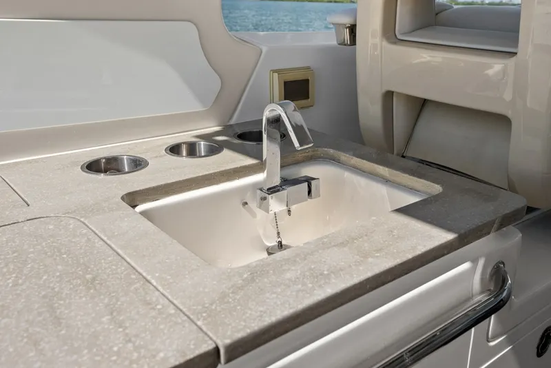 Slide: The Image of Boston Whaler 380 Realm 2020 - 7587697