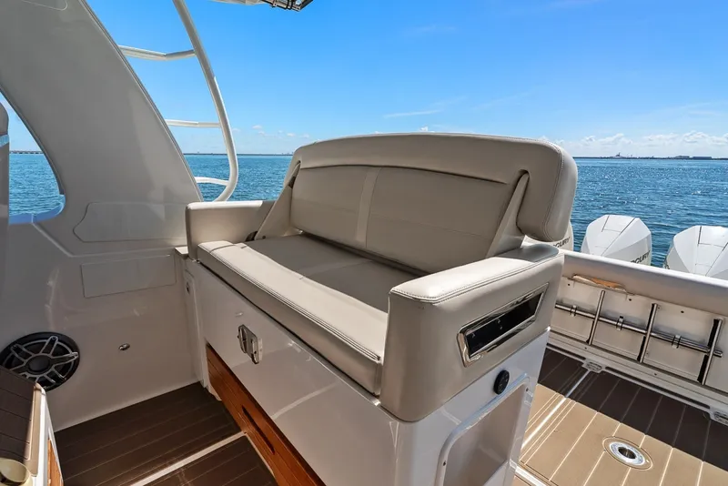 Slide: The Image of Boston Whaler 380 Realm 2020 - 7587695