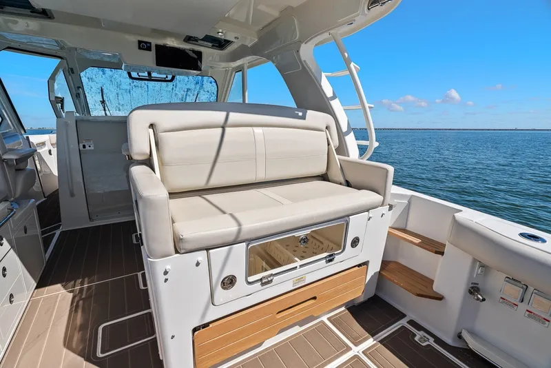 Slide: The Image of Boston Whaler 380 Realm 2020 - 7587700