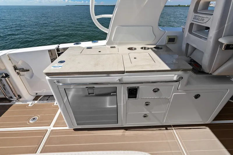 Slide: The Image of Boston Whaler 380 Realm 2020 - 7587696