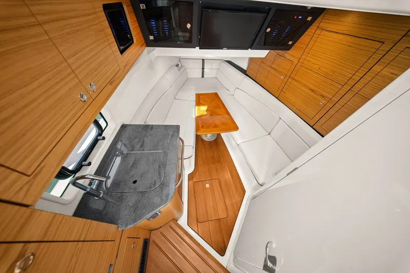 Slide: The Image of Boston Whaler 380 Realm 2020 - 7587682