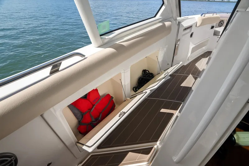 Slide: The Image of Boston Whaler 380 Realm 2020 - 7587692