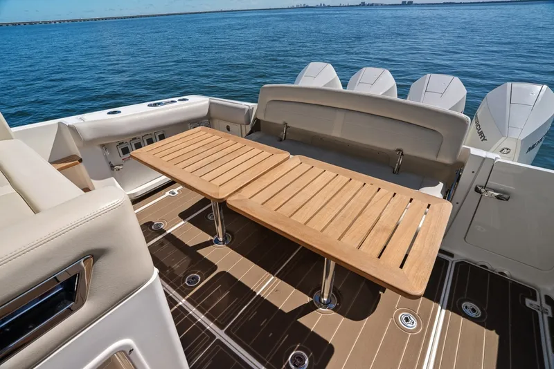 Slide: The Image of Boston Whaler 380 Realm 2020 - 7587693