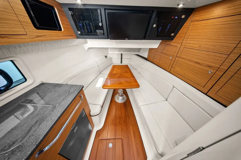 Slide: The Image of Boston Whaler 380 Realm 2020 - 7587685