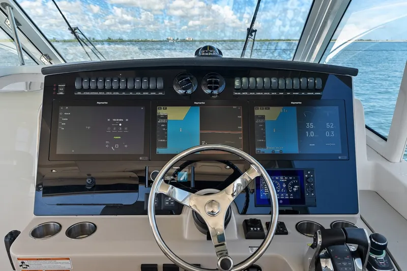 Slide: The Image of Boston Whaler 380 Realm 2020 - 7587694