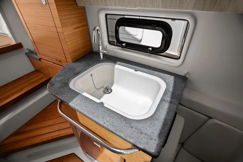 Slide: The Image of Boston Whaler 380 Realm 2020 - 7587715