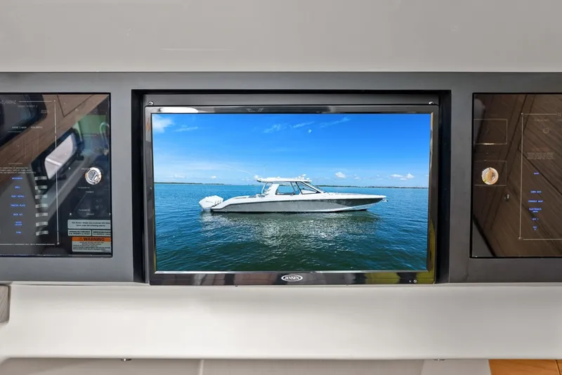Slide: The Image of Boston Whaler 380 Realm 2020 - 7587719
