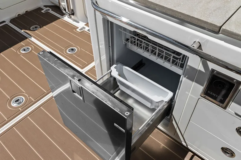 Slide: The Image of Boston Whaler 380 Realm 2020 - 7587698