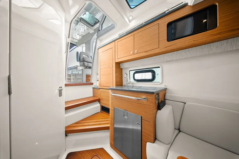 Slide: The Image of Boston Whaler 380 Realm 2020 - 7587683