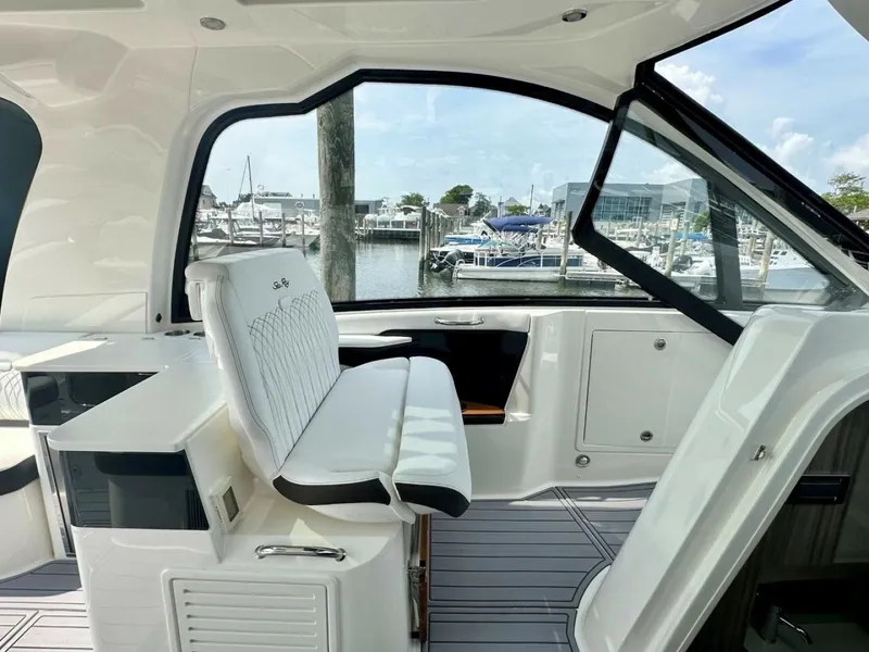 Slide: The Image of Sea Ray 37 Sundancer 370 OB 2022 - 7591385