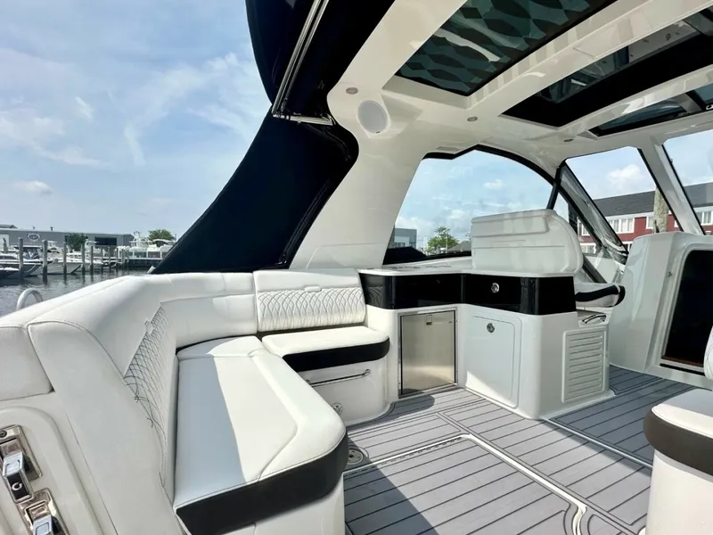 Slide: The Image of Sea Ray 37 Sundancer 370 OB 2022 - 7591399