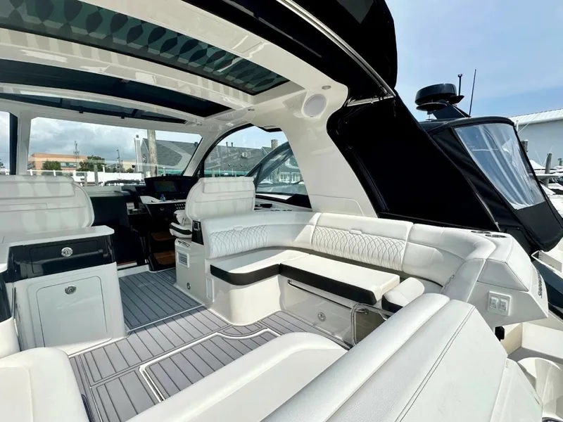 Slide: The Image of Sea Ray 37 Sundancer 370 OB 2022 - 7591402