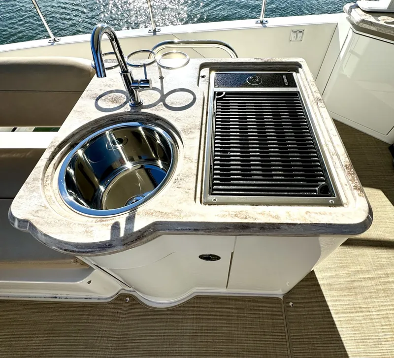 Slide: The Image of Sea Ray L650 Fly 2017 - 7595761