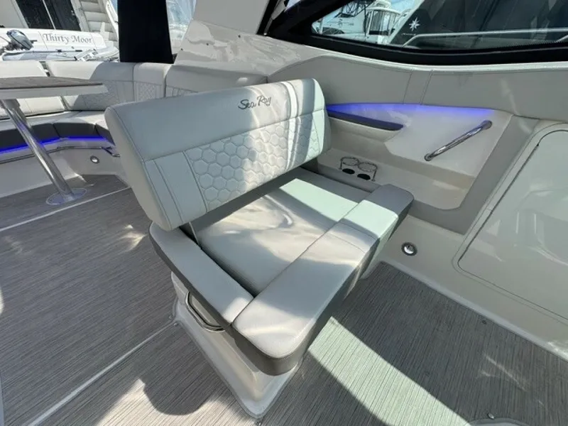 Slide: The Image of Sea Ray 320 Sundancer 2020 - 7595856
