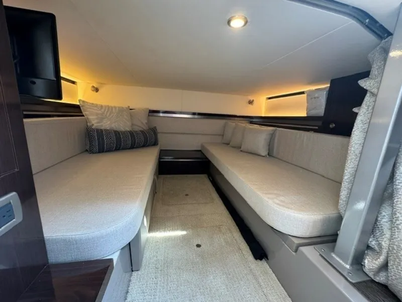 Slide: The Image of Sea Ray 320 Sundancer 2020 - 7595873