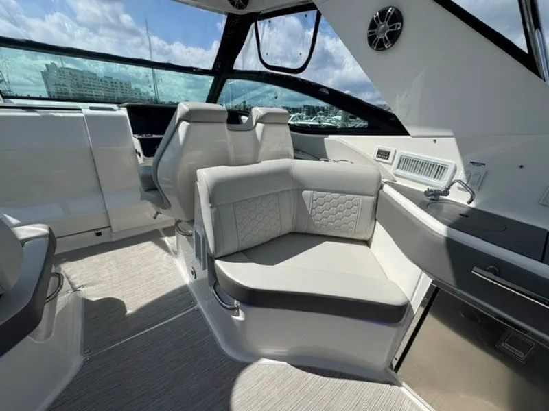 Slide: The Image of Sea Ray 320 Sundancer 2020 - 7595859