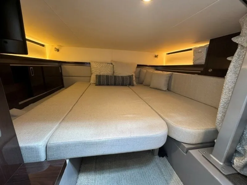 Slide: The Image of Sea Ray 320 Sundancer 2020 - 7595874