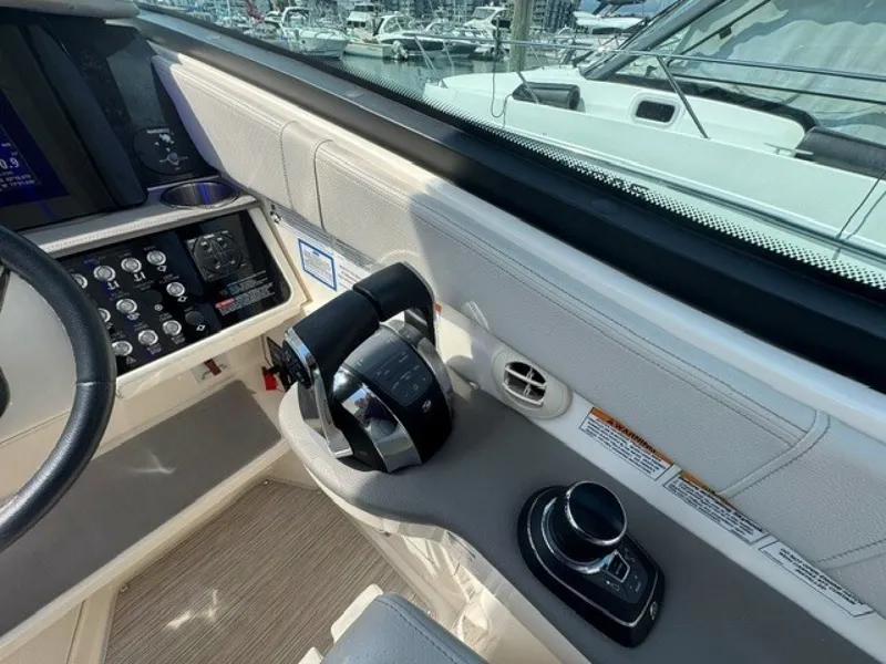 Slide: The Image of Sea Ray 320 Sundancer 2020 - 7595867