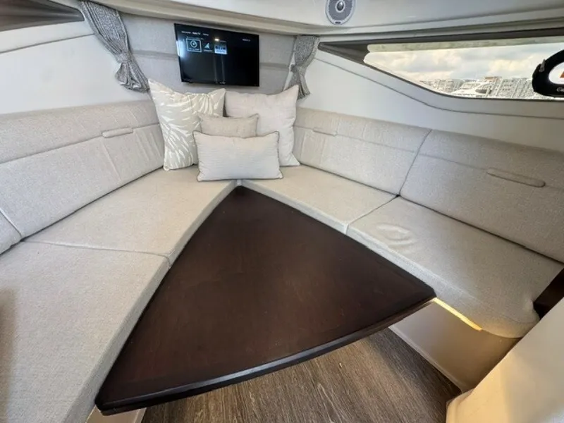 Slide: The Image of Sea Ray 320 Sundancer 2020 - 7595870